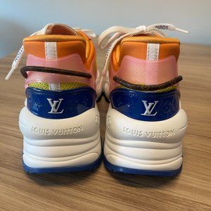 LOUIS VUITTON WOMEN’S RUN 55 SNEAKER IN PINK. SIZE US 7 / LV 37. ITEM#  1AA16F